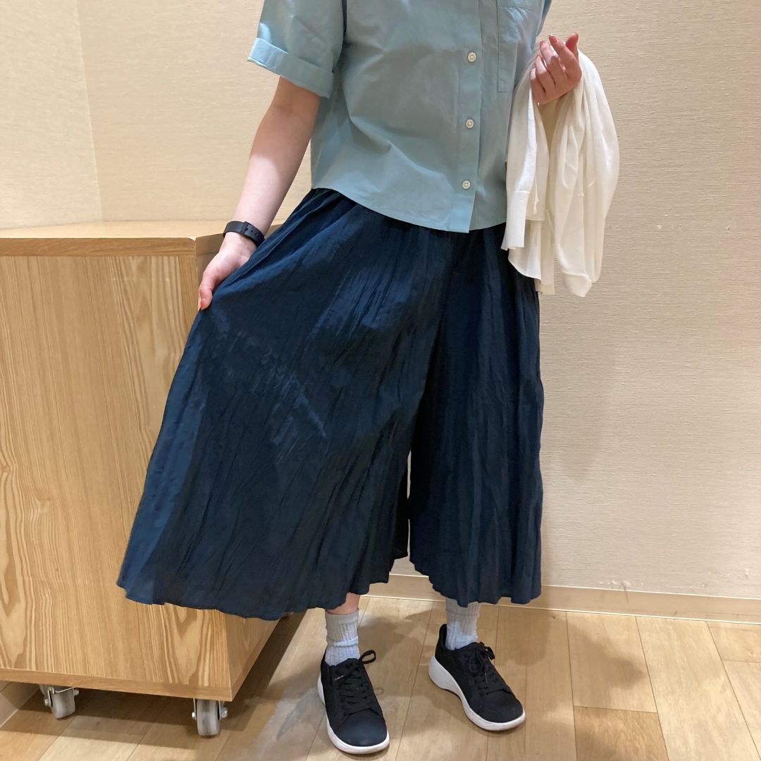 【イオンスタイル河辺】楊柳イージースカートパンツの裾を広げた写真