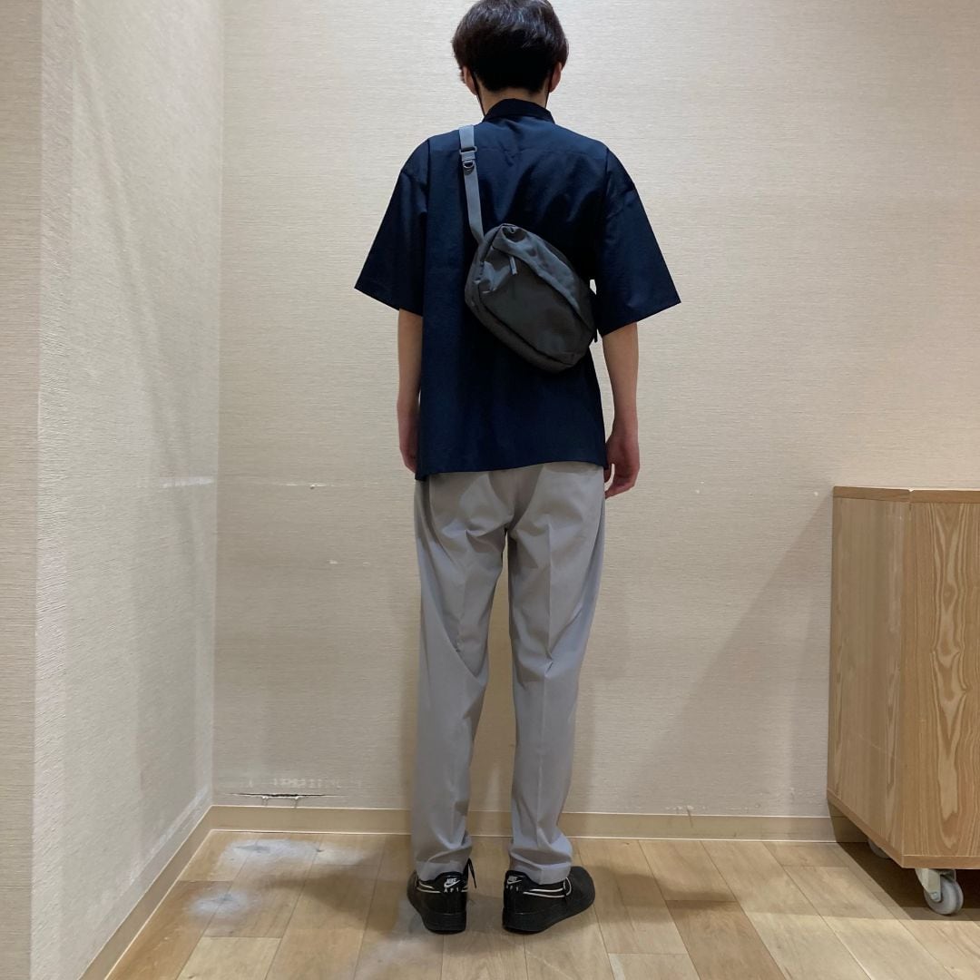 【イオンスタイル河辺】風を通すシリーズの後ろ向きのスタッフの写真