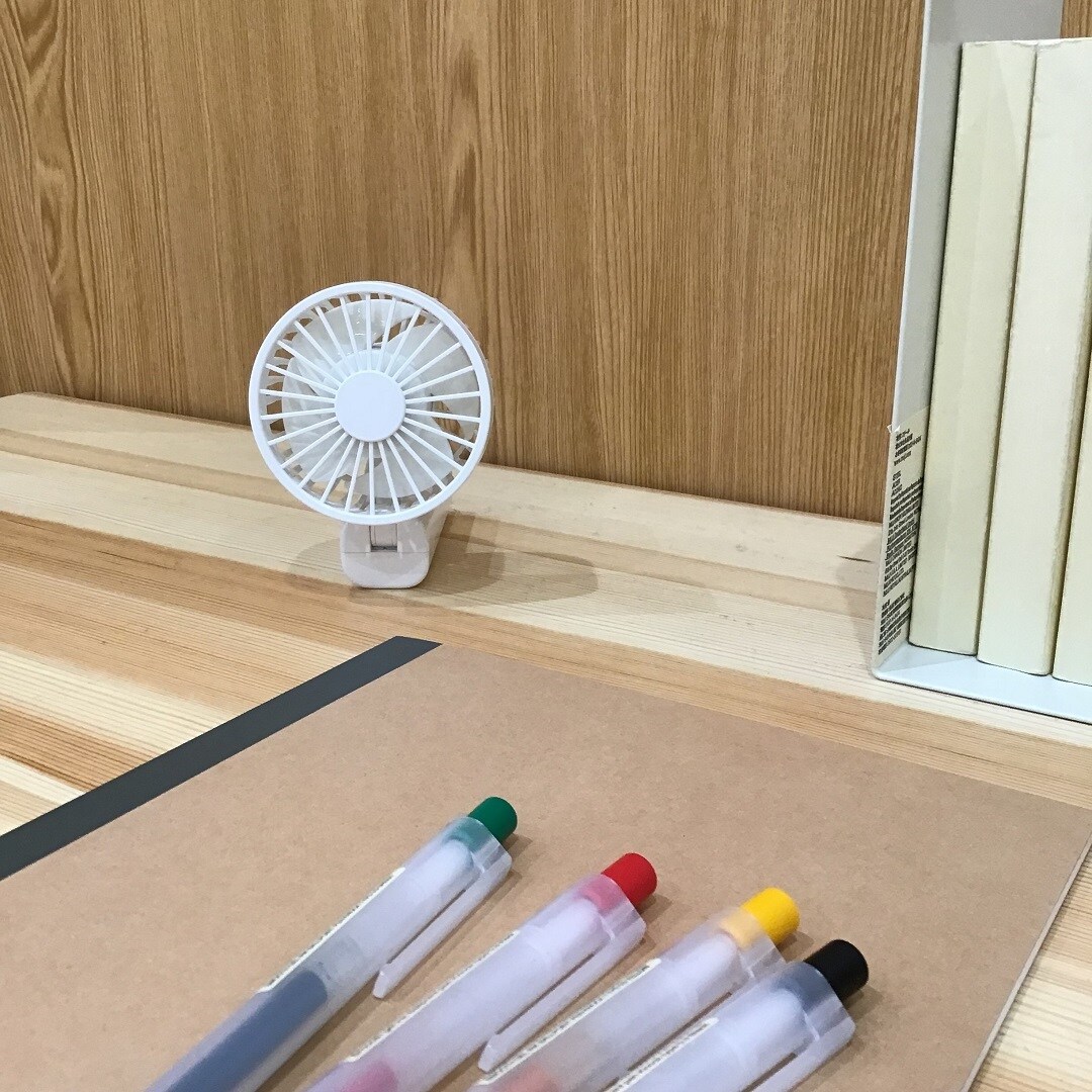 机に置いたハンディファン