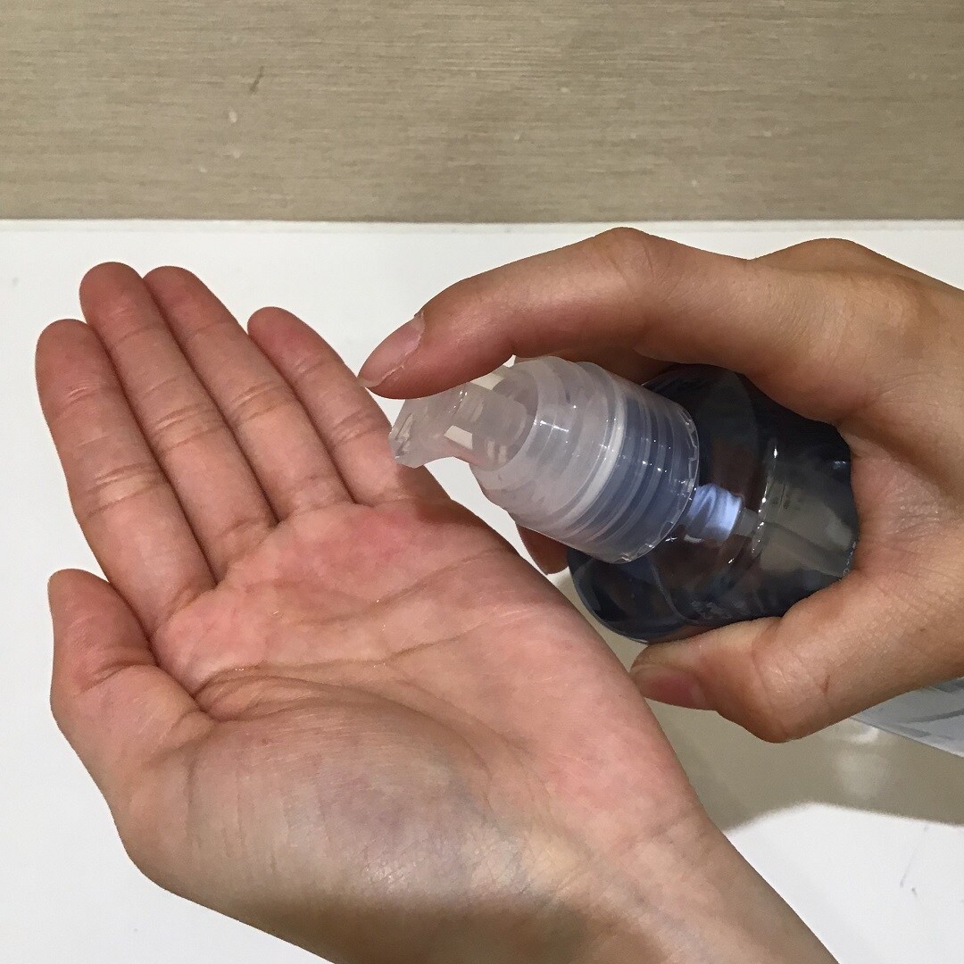 化粧水を手に取った画像