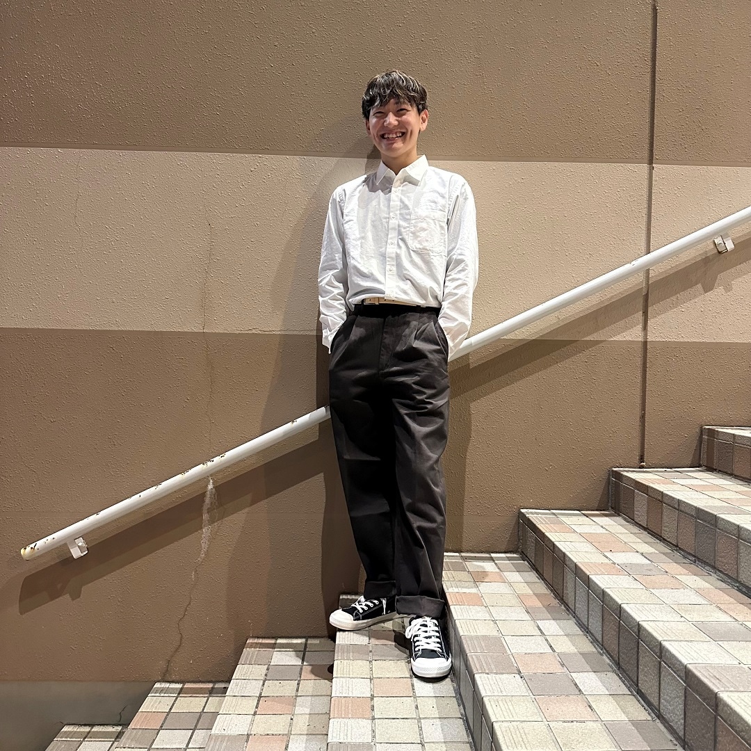 紳士服を着るスタッフ