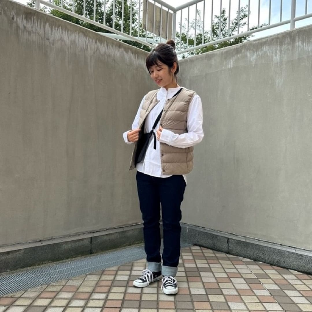 ダウンベストを着る女性スタッフ