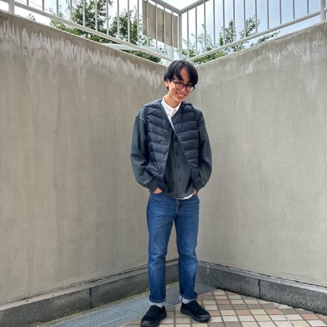 ダウンベストを着る男性スタッフ