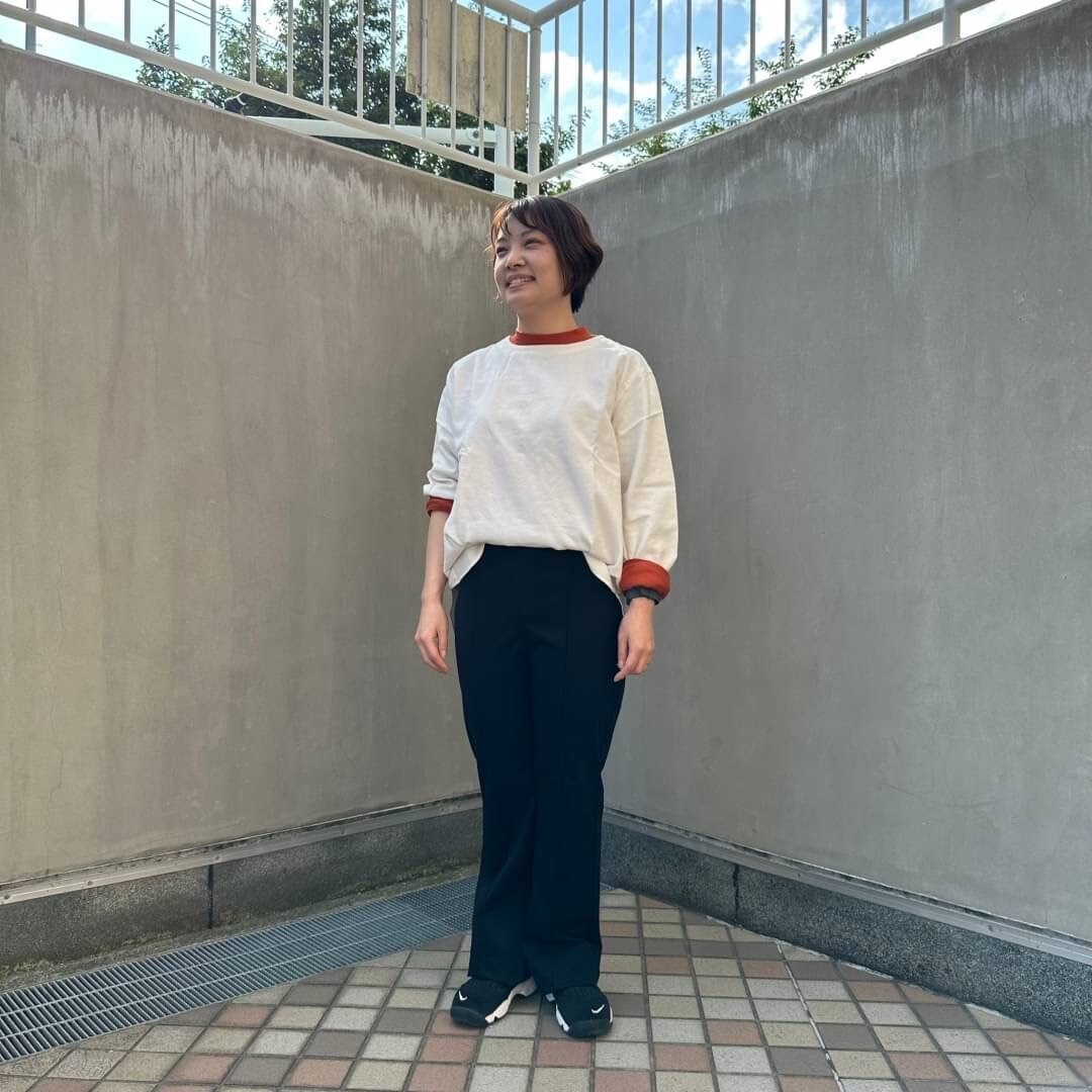 フランネルブラウスを着る女性スタッフ