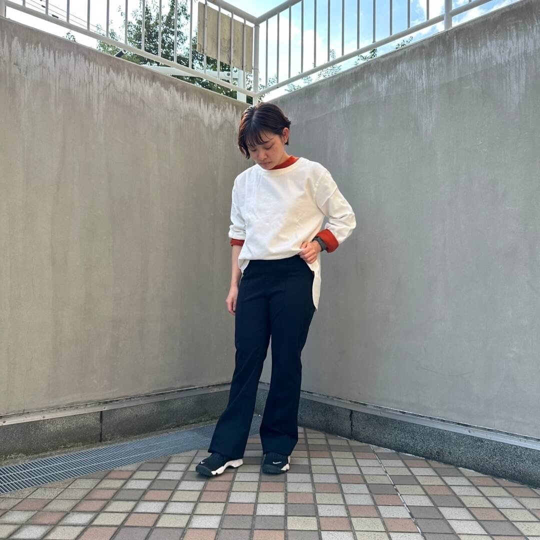フランネルブラウスを着る女性スタッフ