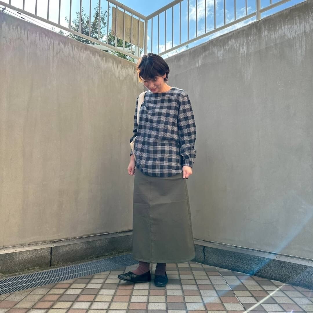 フランネルブラウスを着る女性スタッフ