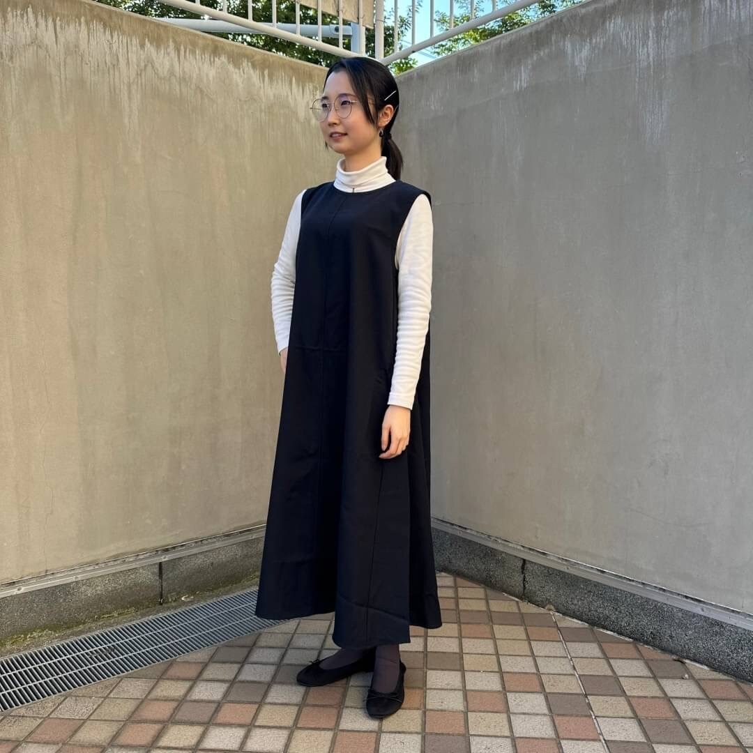 ジャンパースカートを着る女性スタッフ