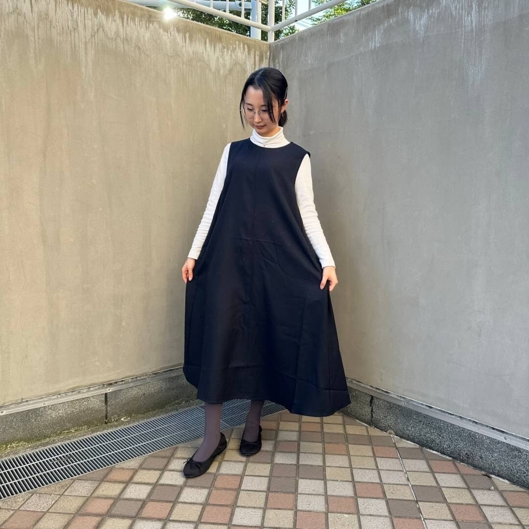 ジャンパースカートを着る女性スタッフ