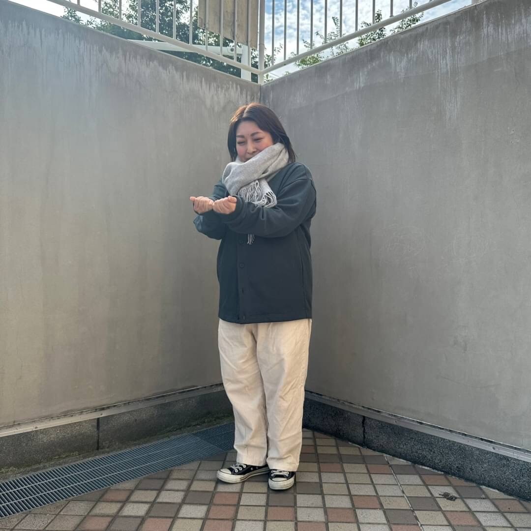 大判ストールを着る女性スタッフ