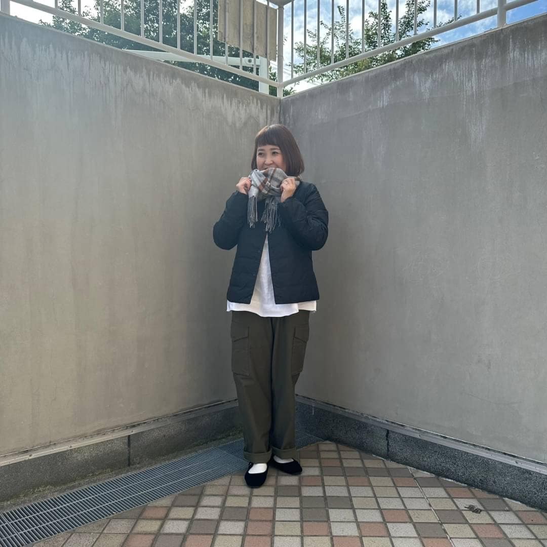大判ストールを身に着けている女性スタッフ