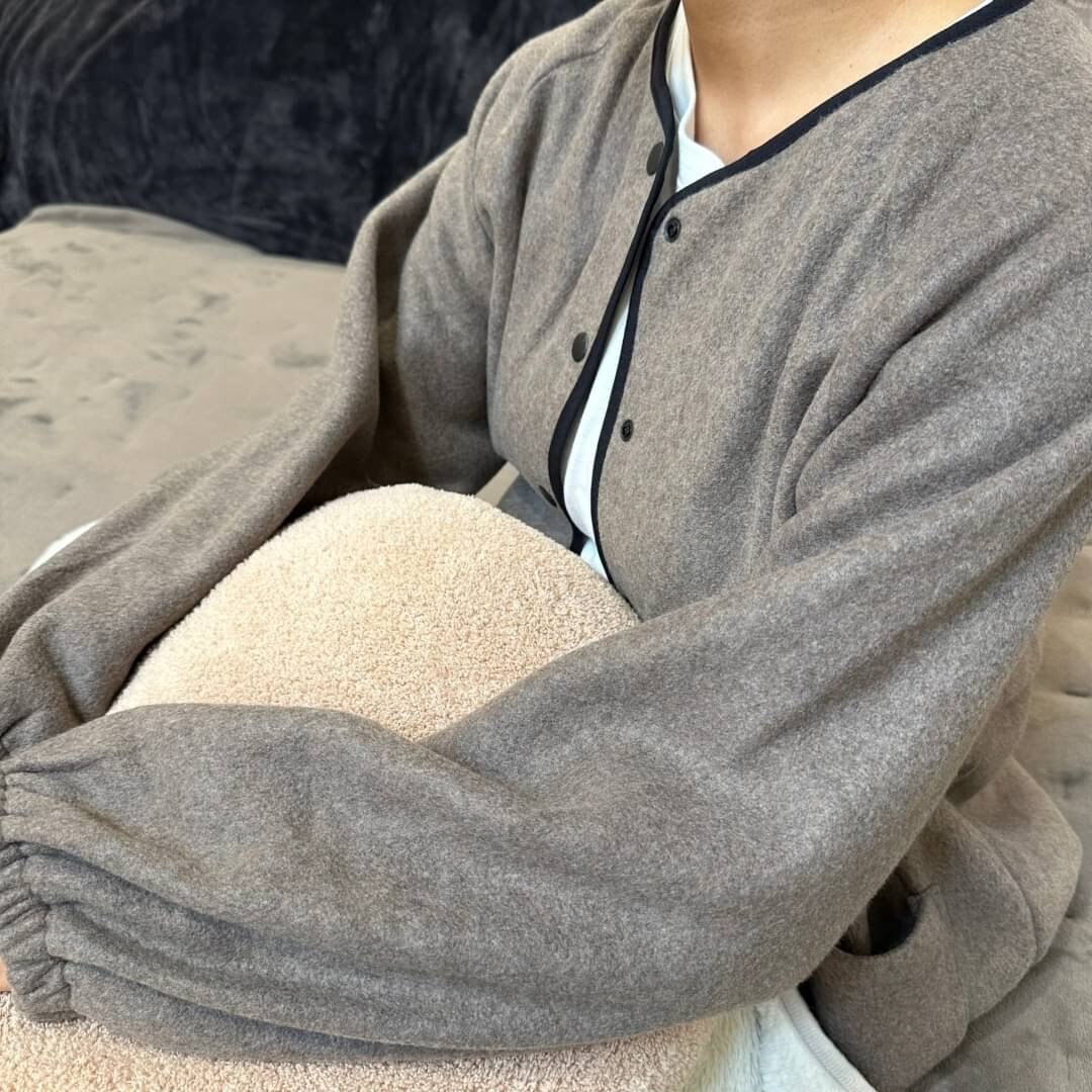 フリースカーディガンを着る女性スタッフ