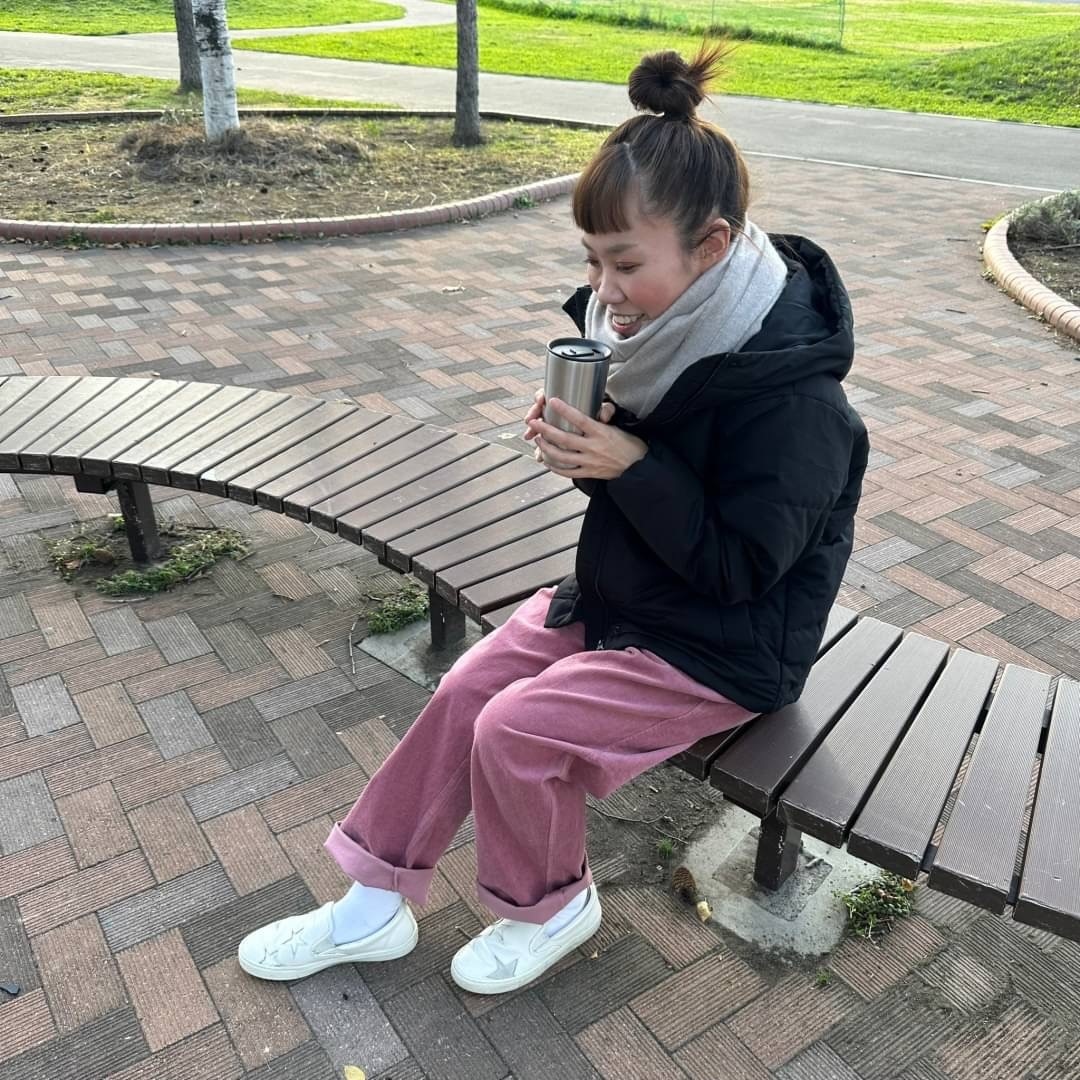 コーデュロイイージーパンツを着る女性スタッフ