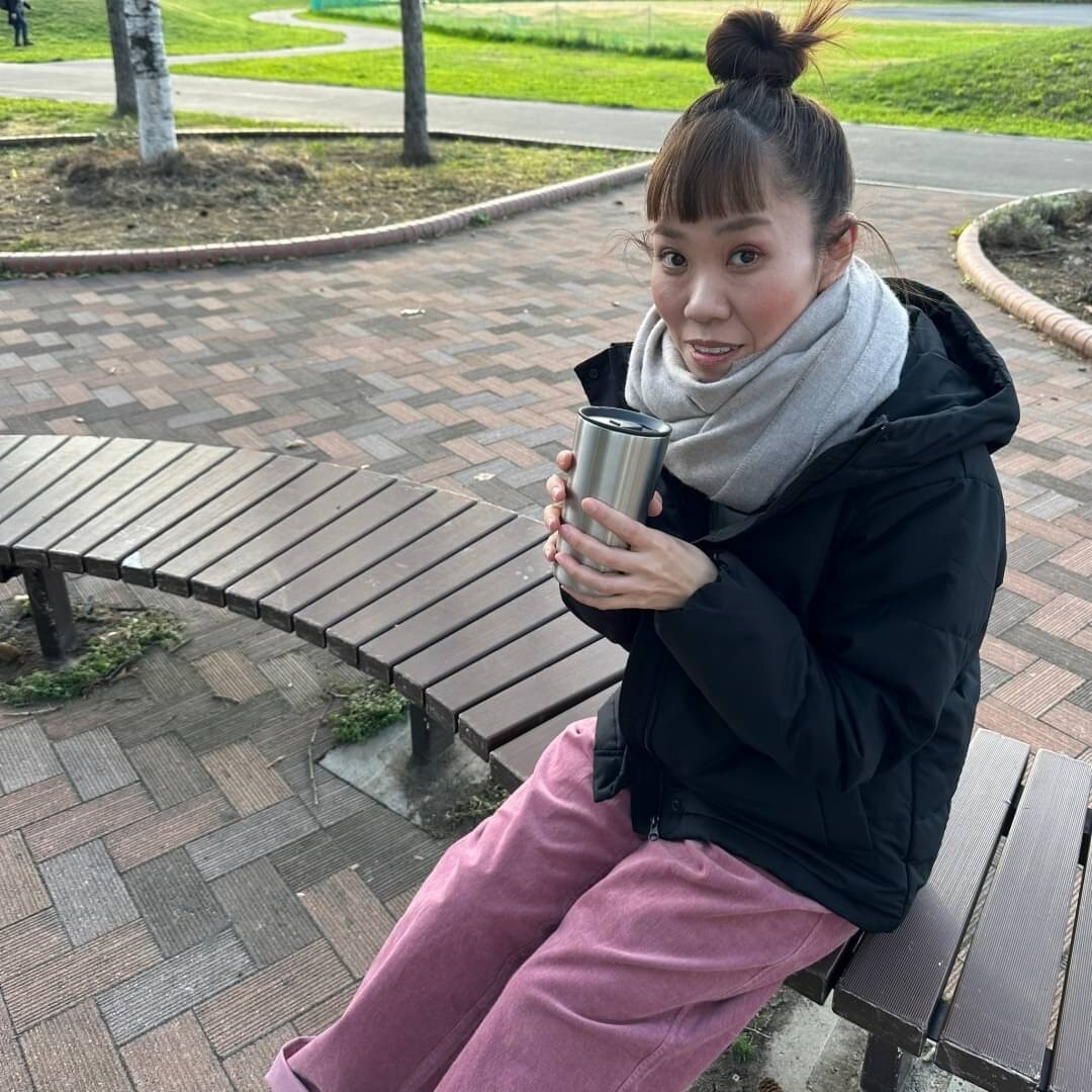 コーデュロイイージーパンツを着る女性スタッフ