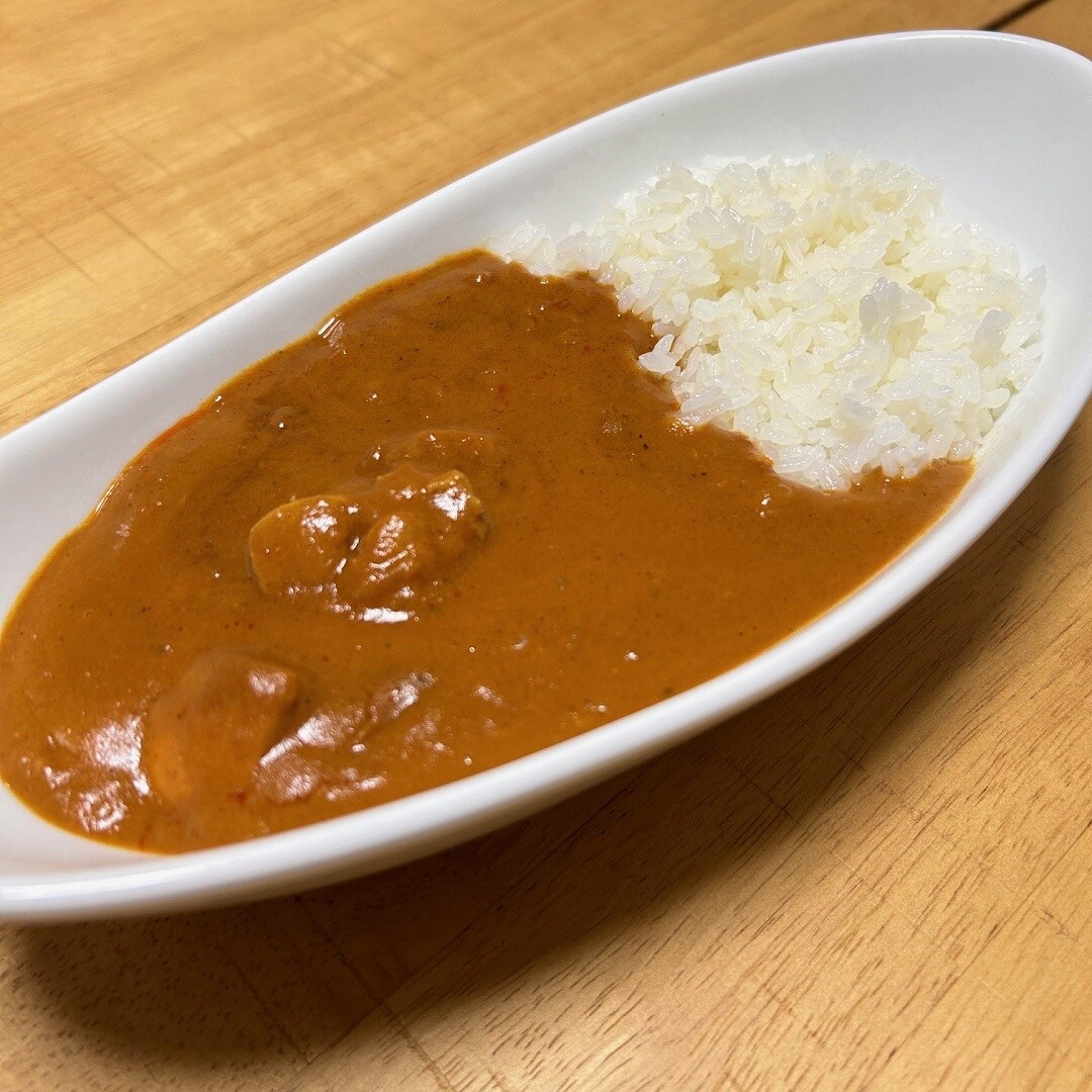 皿に盛り付けられた復刻バターチキンカレー