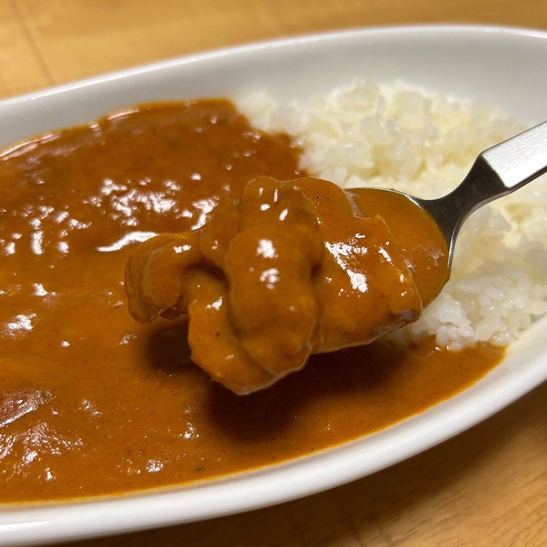 スプーンで掬い上げた復刻バターチキンカレー