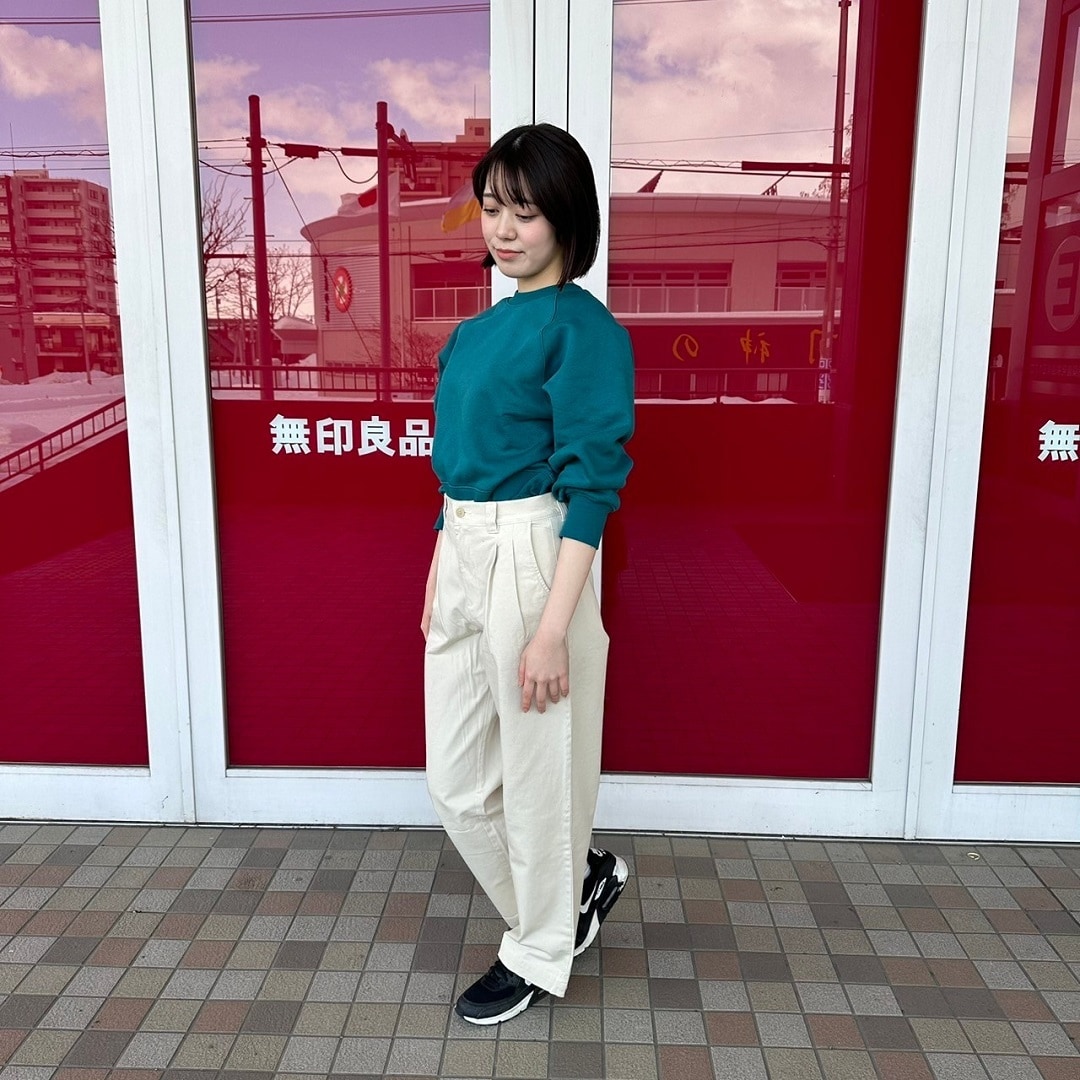 スウェットシャツを着た女性スタッフ