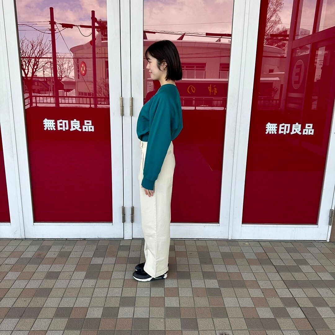 スウェットシャツを着た女性スタッフの側面