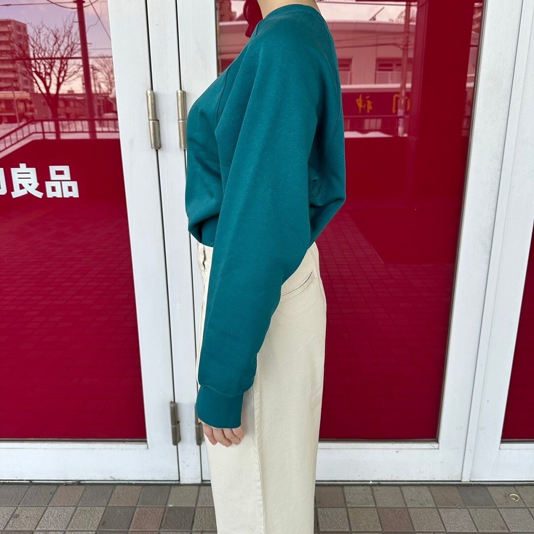 スウェットシャツを着た女性スタッフの側面