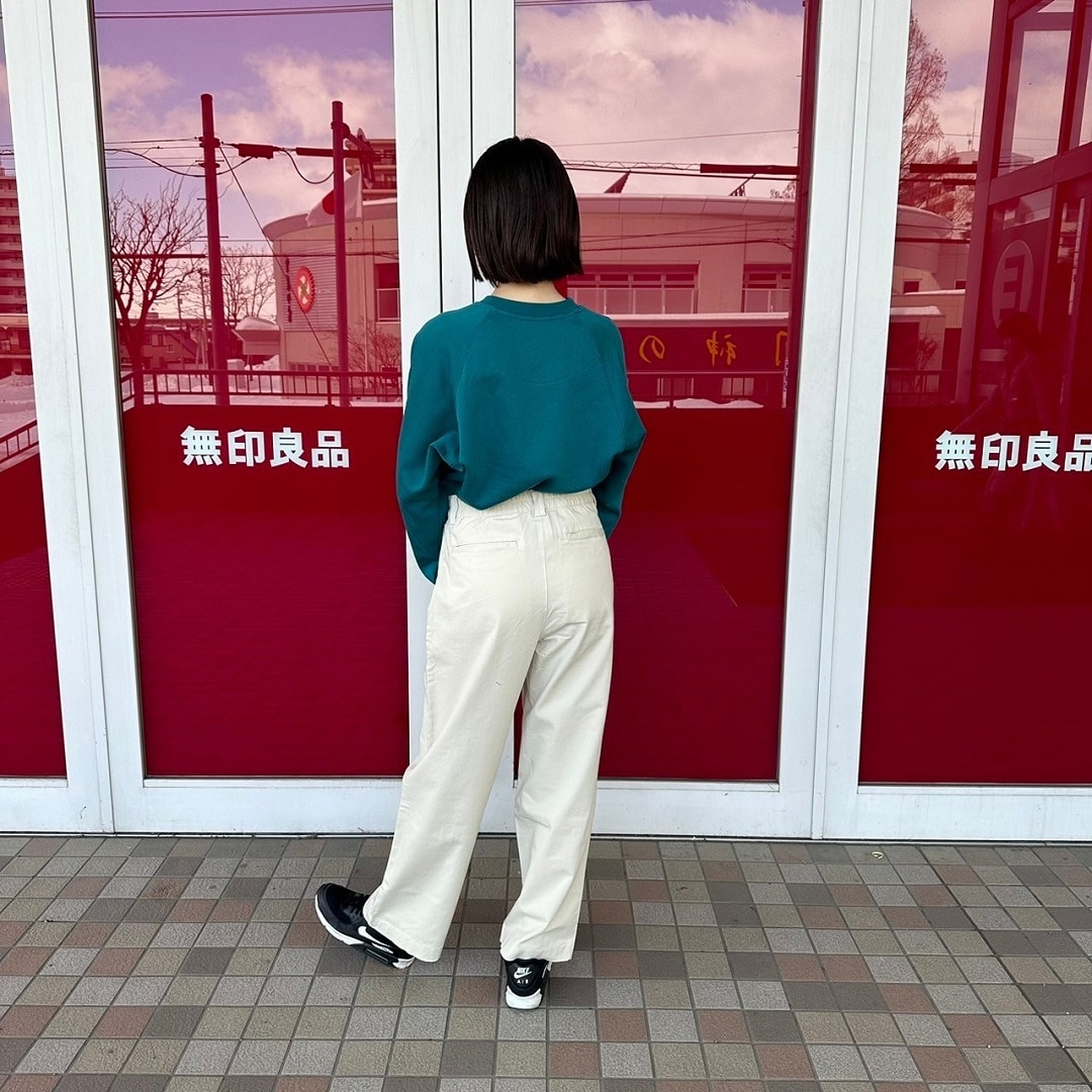 スウェットシャツを着た女性スタッフの背面
