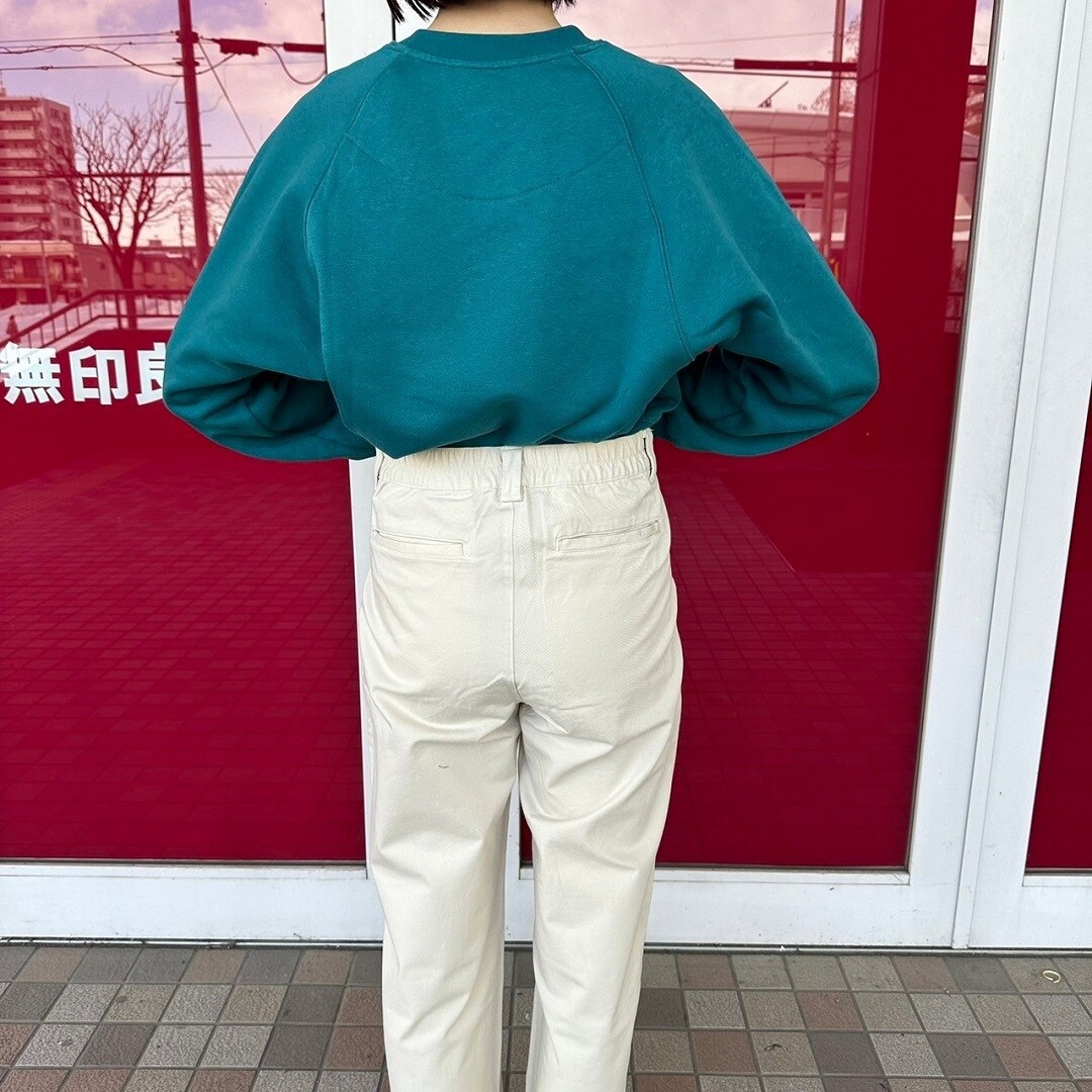 スウェットシャツを着た女性スタッフ背面アップ