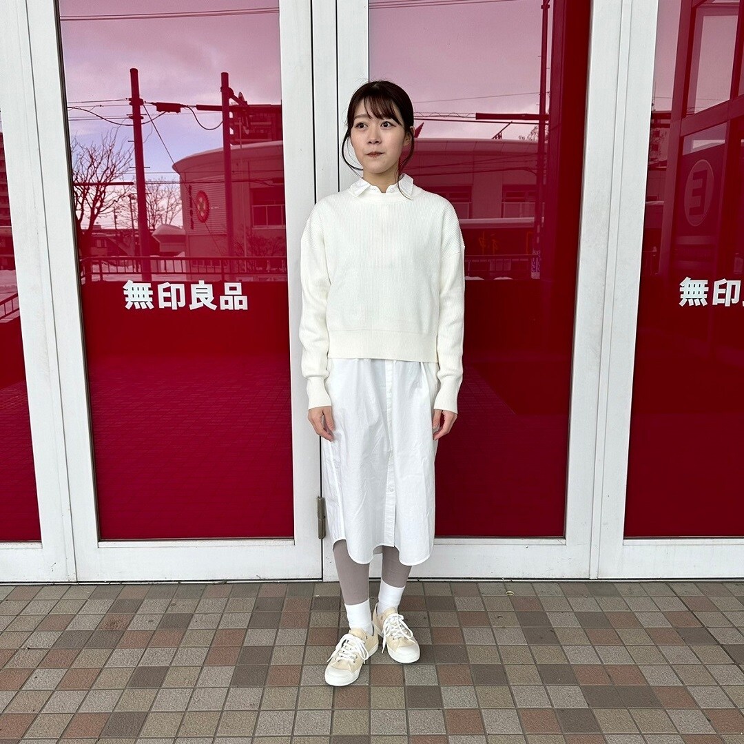 クルーネックセーターを着た女性スタッフの前面