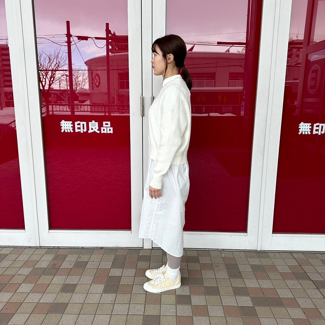 クルーネックセーターを着た女性スタッフの側面
