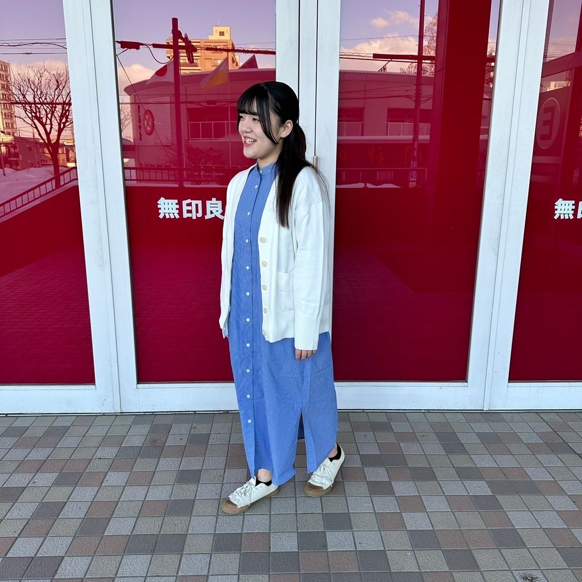 スタンドカラーワンピースを着た女性スタッフの前面