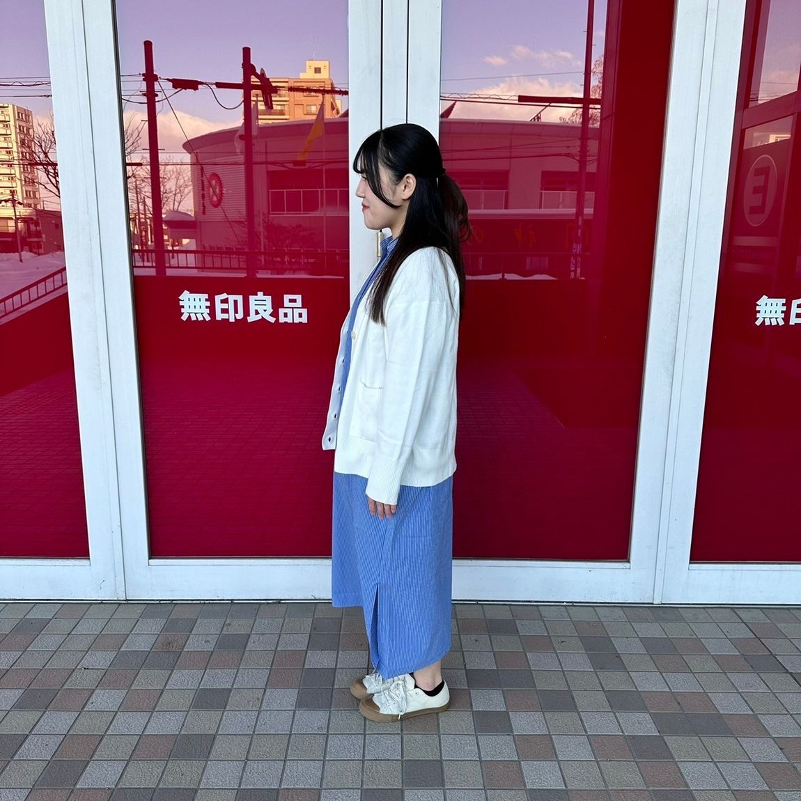 スタンドカラーワンピースを着た女性スタッフの側面