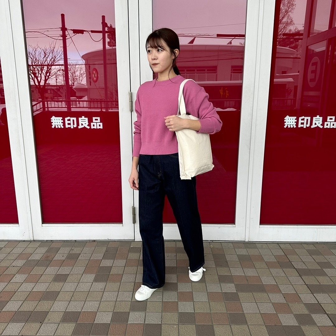 クルーネックセーターを着た女性スタッフの正面