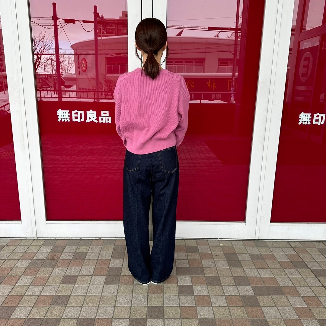 クルーネックセーターを着た女性スタッフの背面