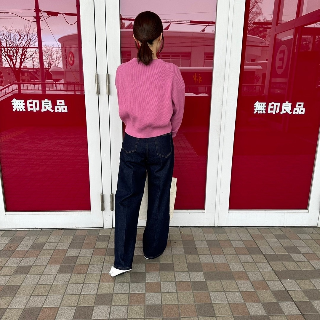 クルーネックセーターを着た女性スタッフの背面