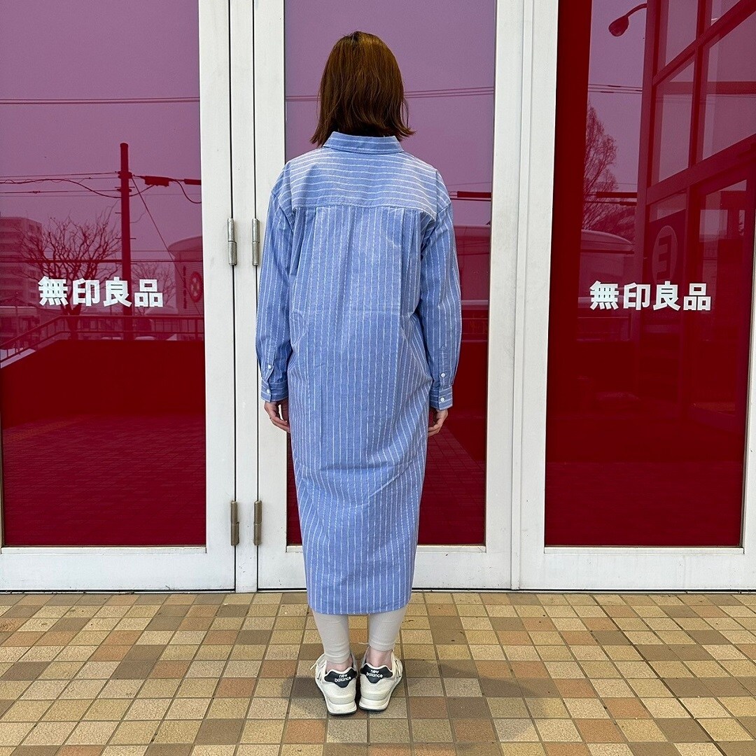 レギュラーカラーワンピースを着た女性スタッフの背面