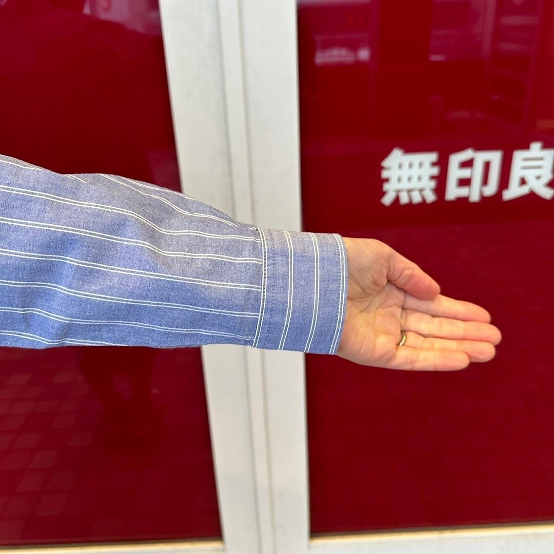 レギュラーカラーワンピースの袖アップ