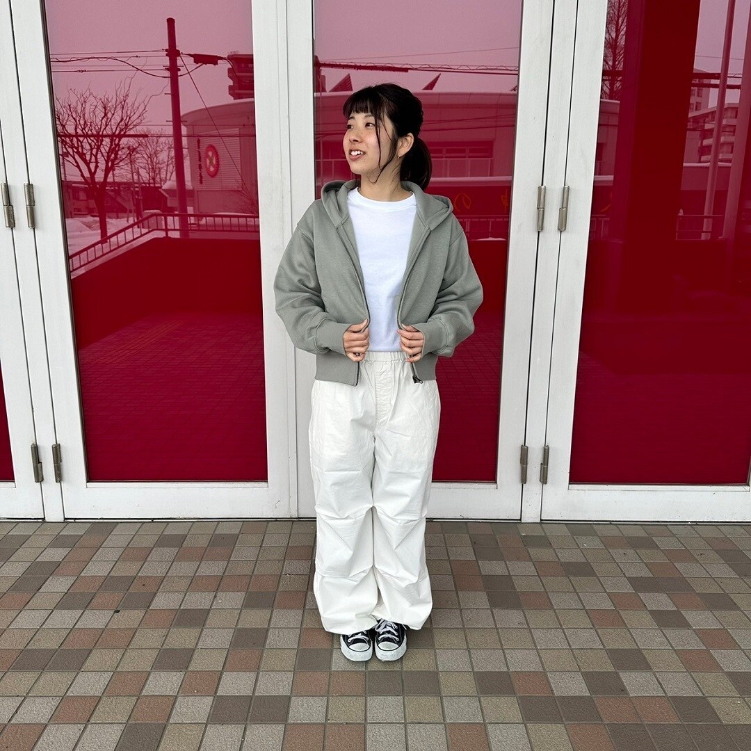 フルジップパーカーを着た女性スタッフの前面