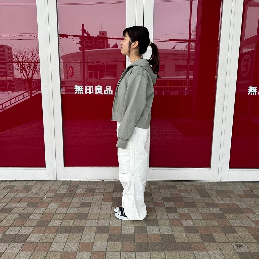 フルジップパーカーを着た女性スタッフの側面