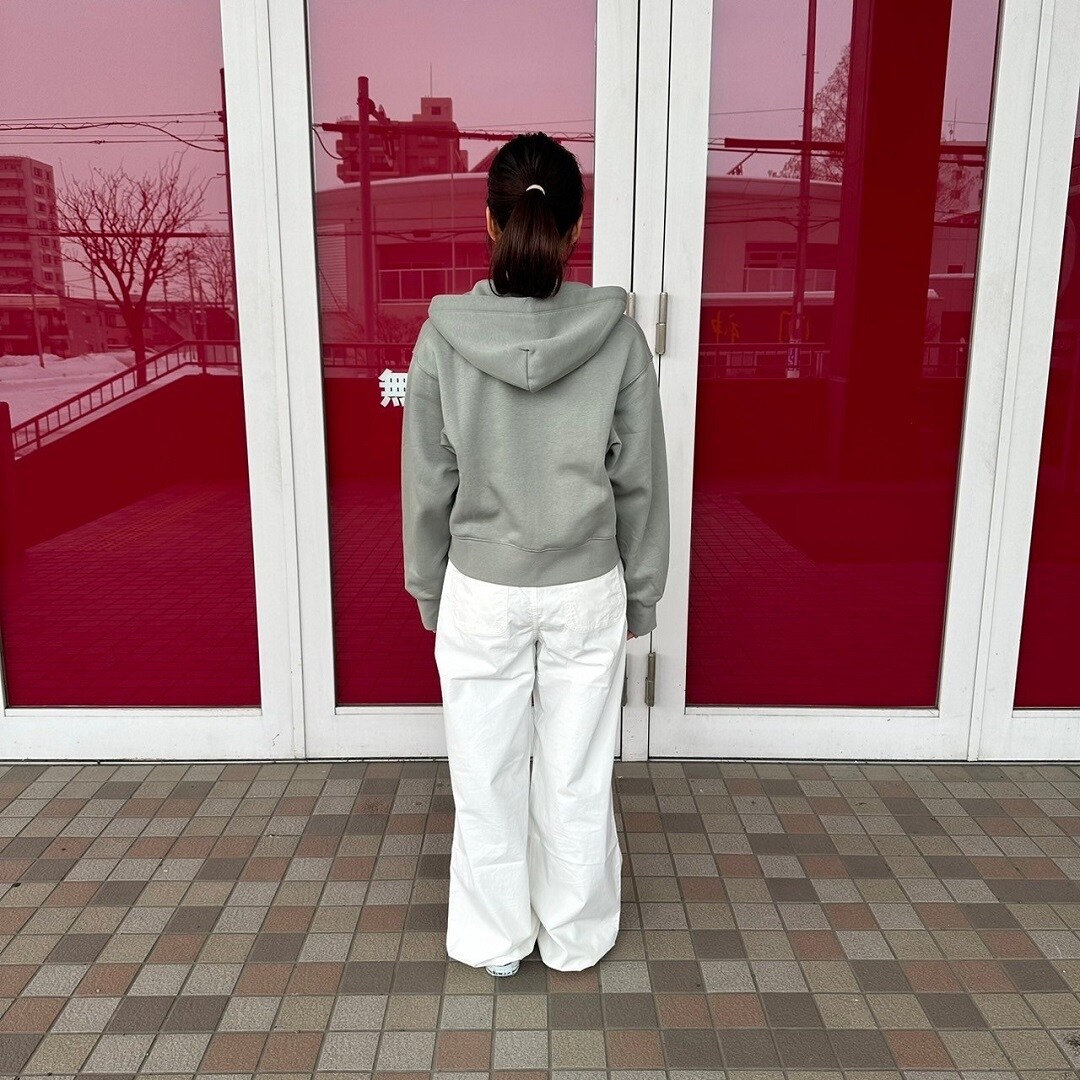 フルジップパーカーを着た女性スタッフの背面