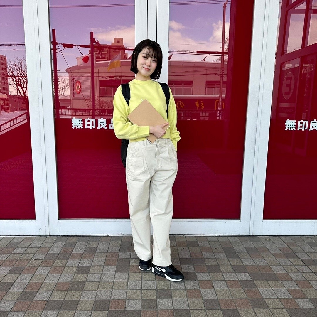 スウェットシャツを着た女性スタッフ