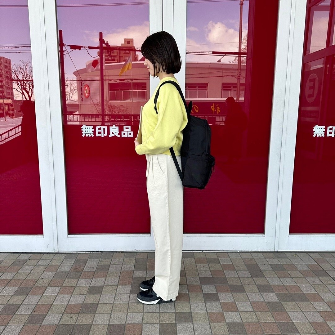 スウェットシャツを着た女性スタッフの側面