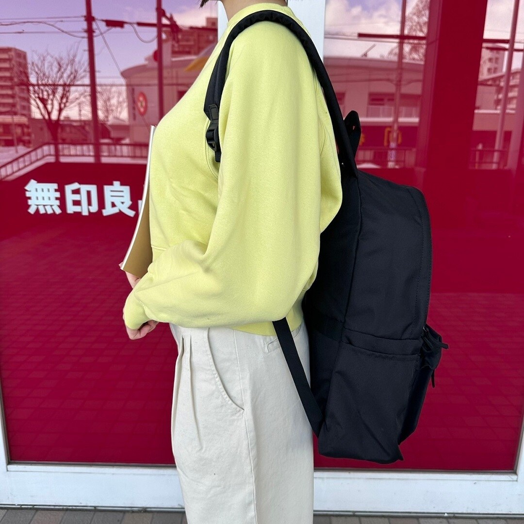 スウェットシャツを着た女性スタッフのバストアップ