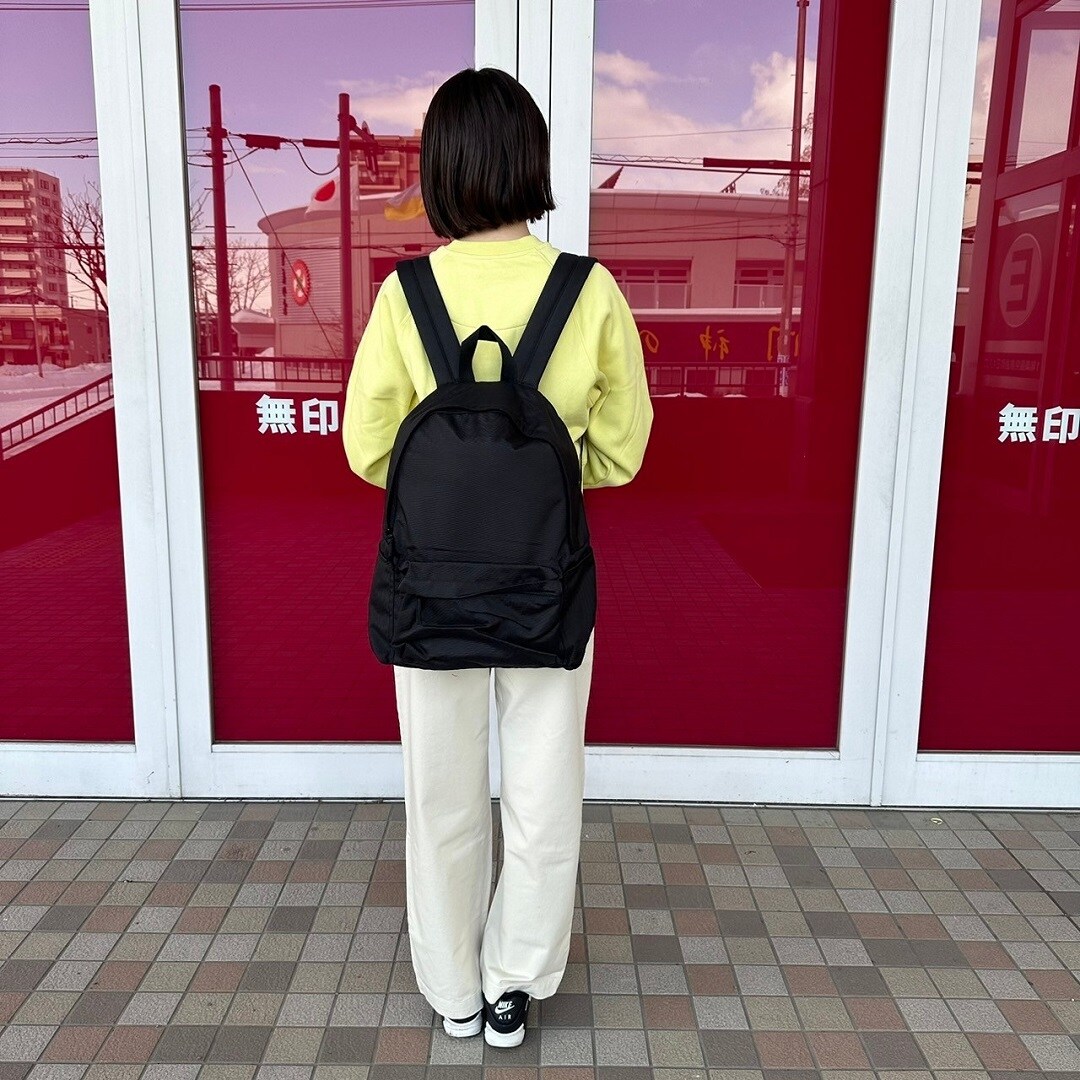 スウェットシャツを着た女性スタッフの背面