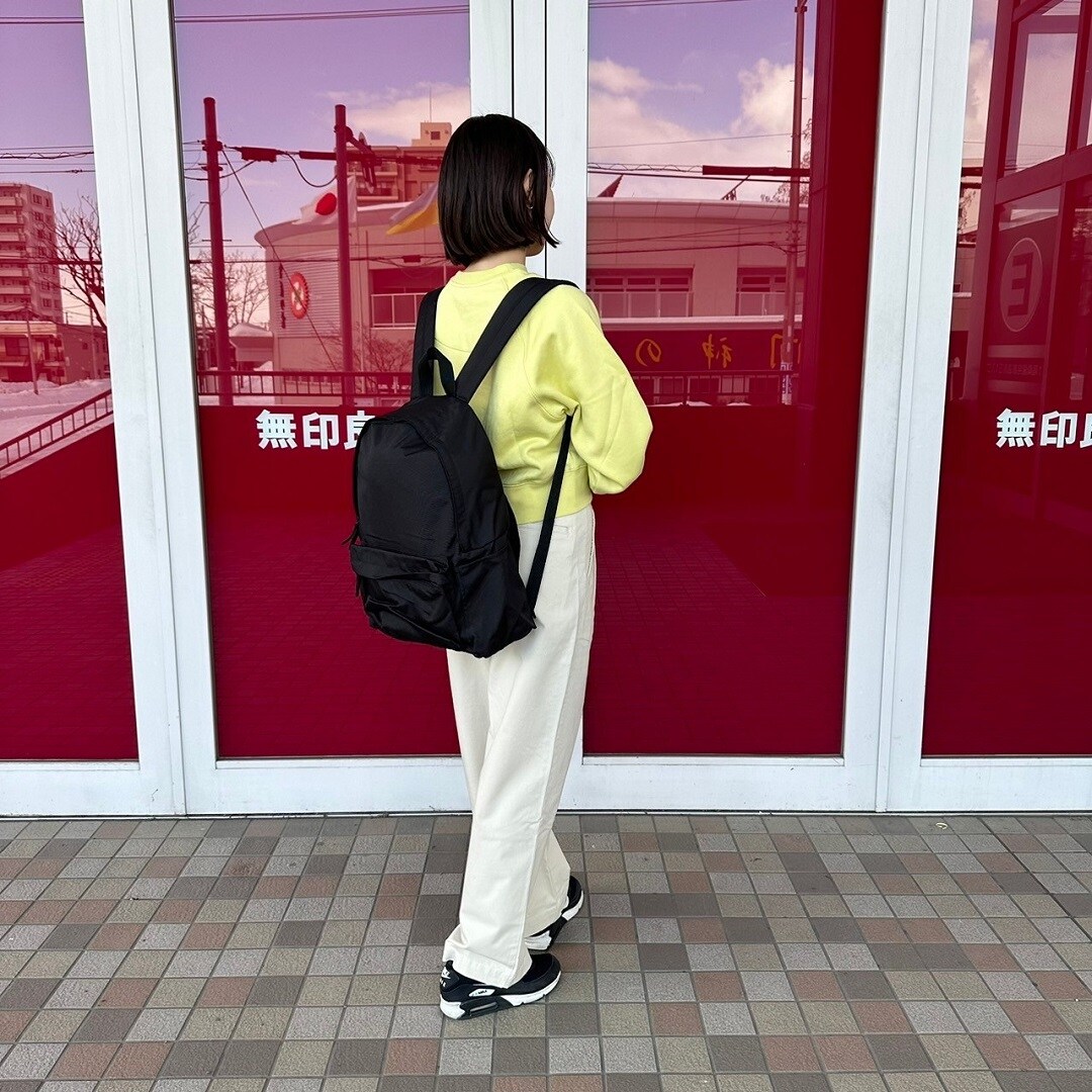 スウェットシャツを着た女性スタッフの斜め背面