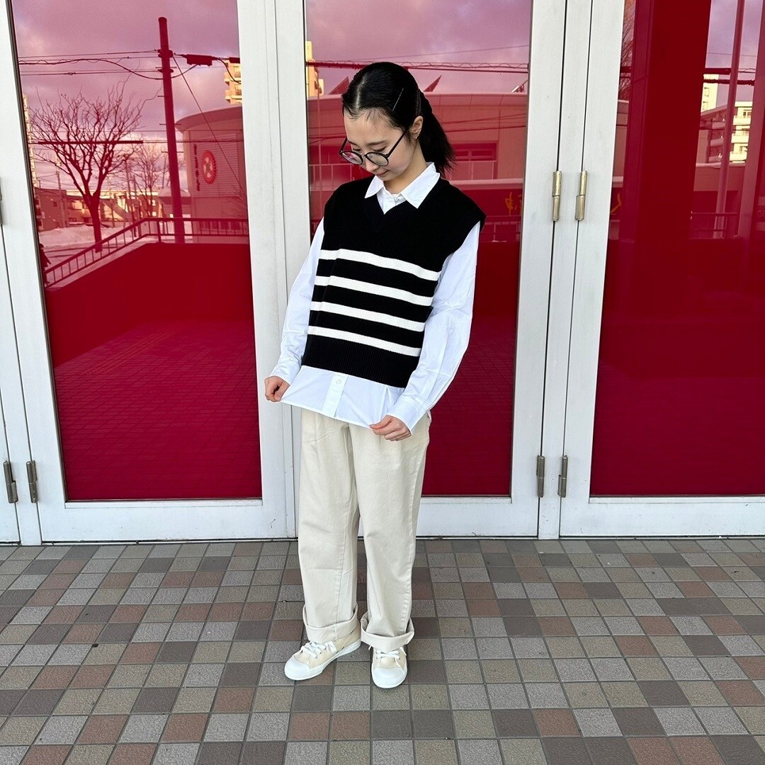 Vネックベストを着た女性スタッフ