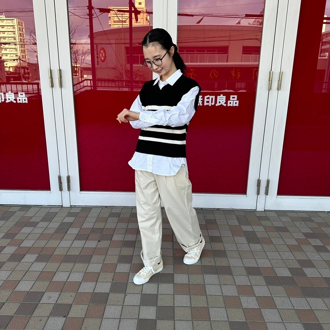 Vネックベストを着た女性スタッフ