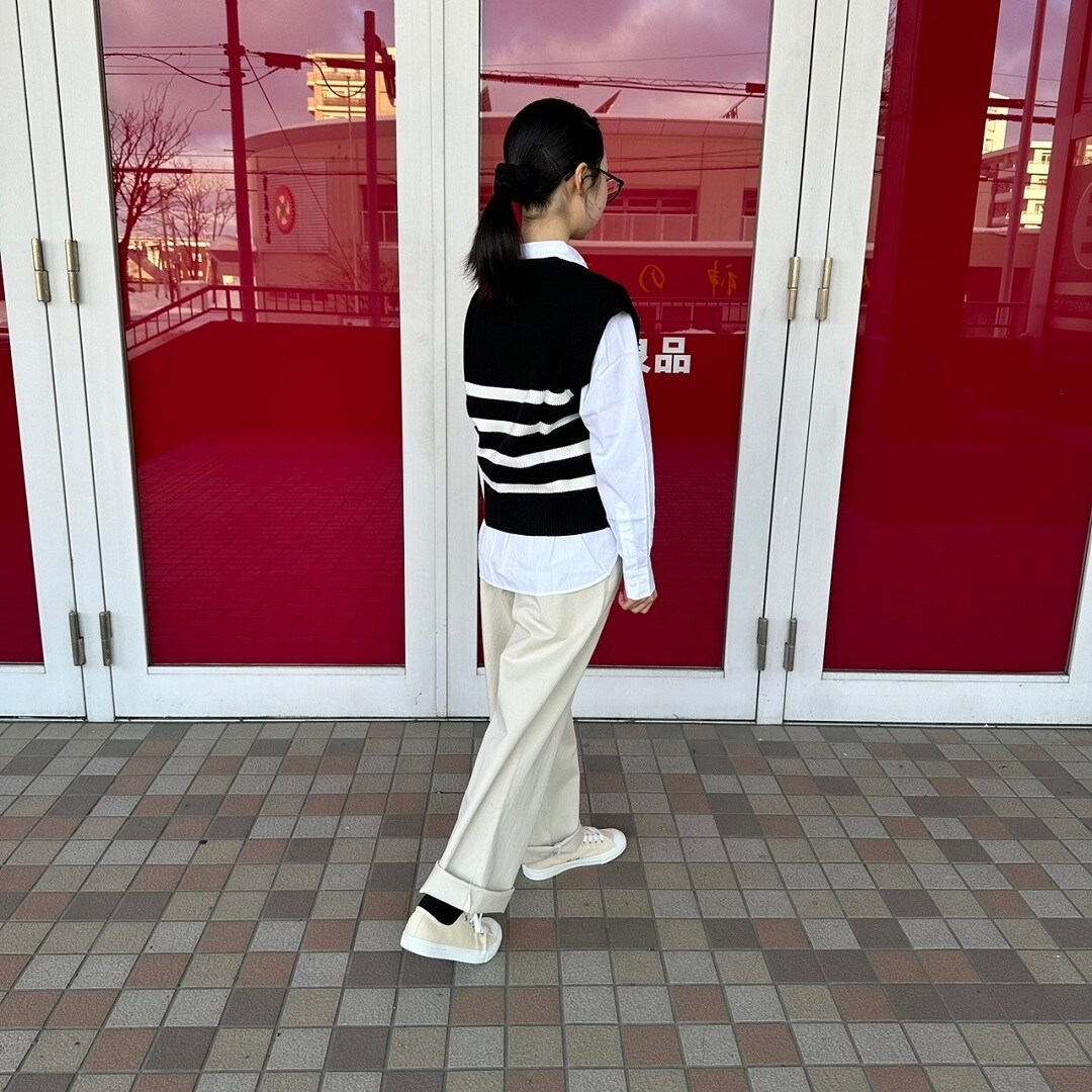 Vネックベストを着た女性スタッフ