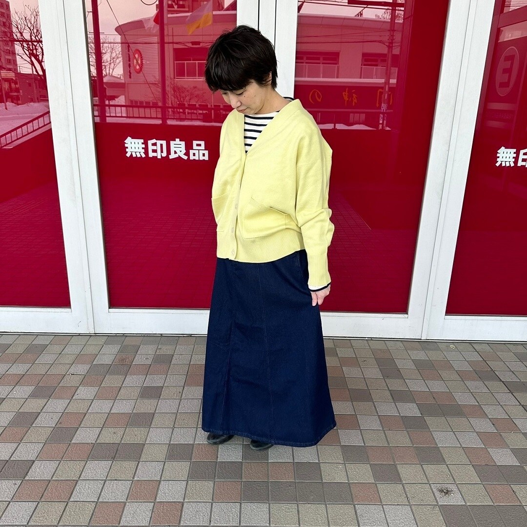 Vネックカーディガンを着た女性スタッフ