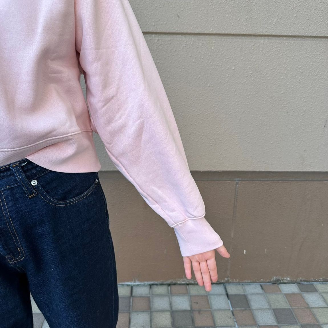 スウェットシャツの袖アップ
