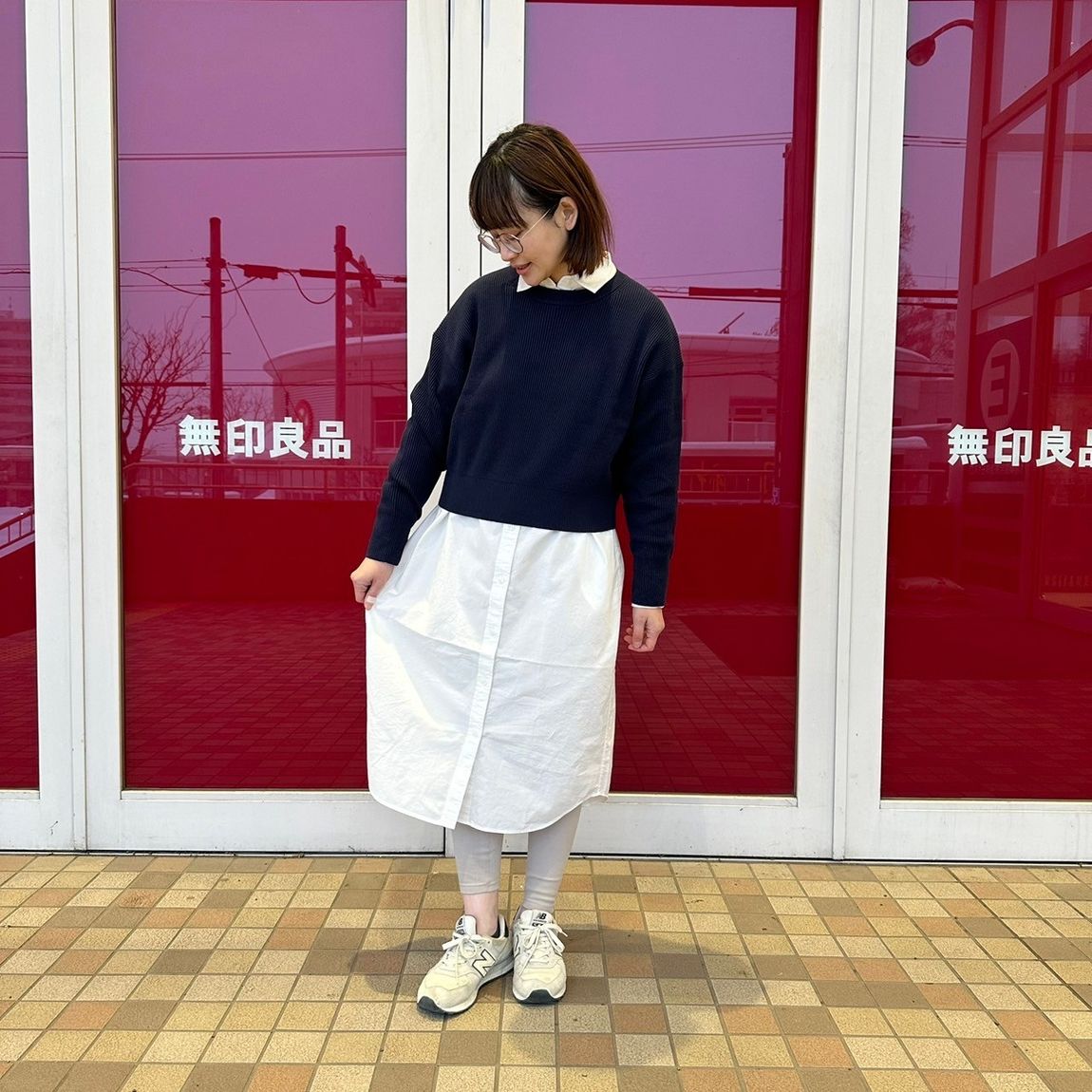 レギュラーカラーワンピースを着た女性スタッフ