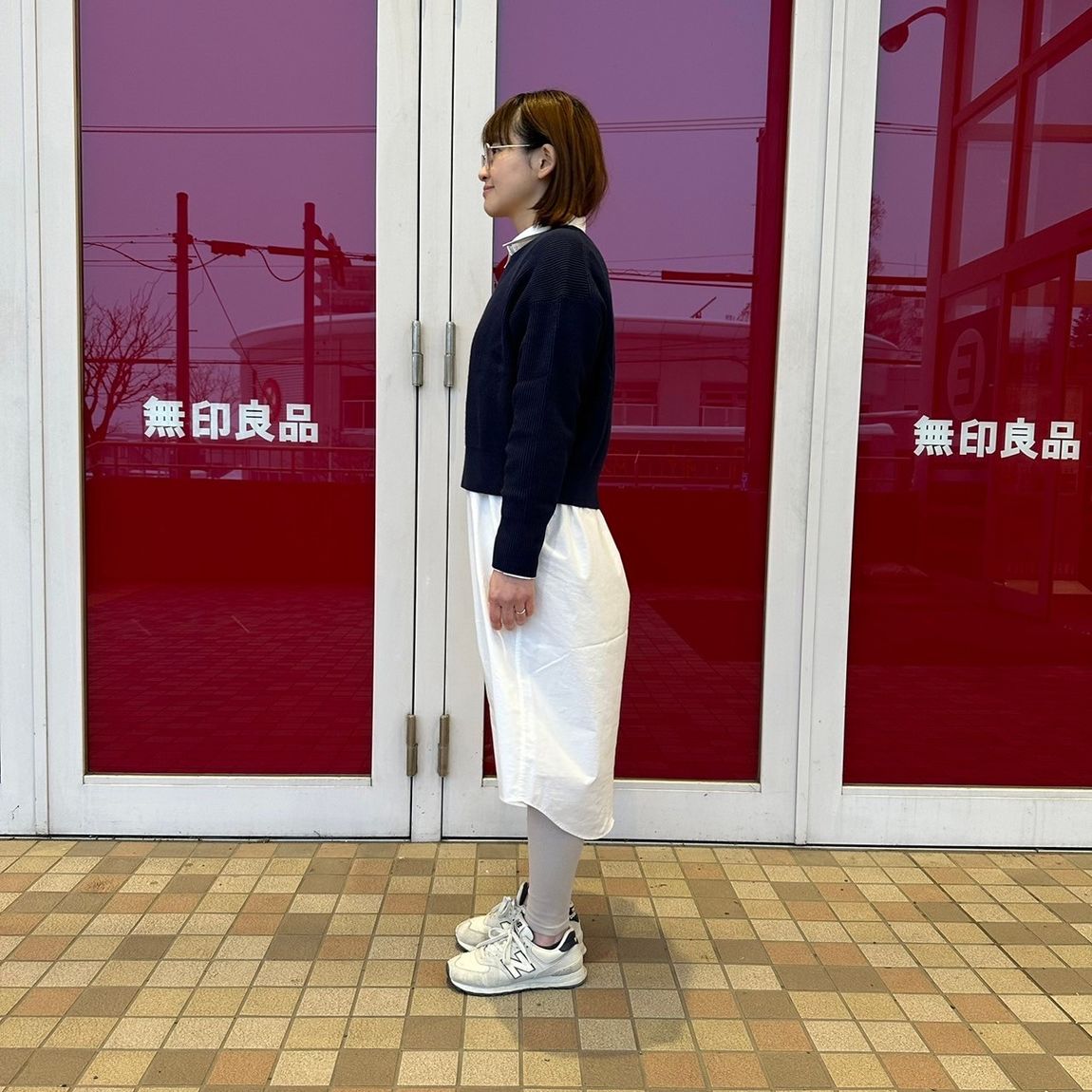 レギュラーカラーワンピースを着た女性スタッフの側面