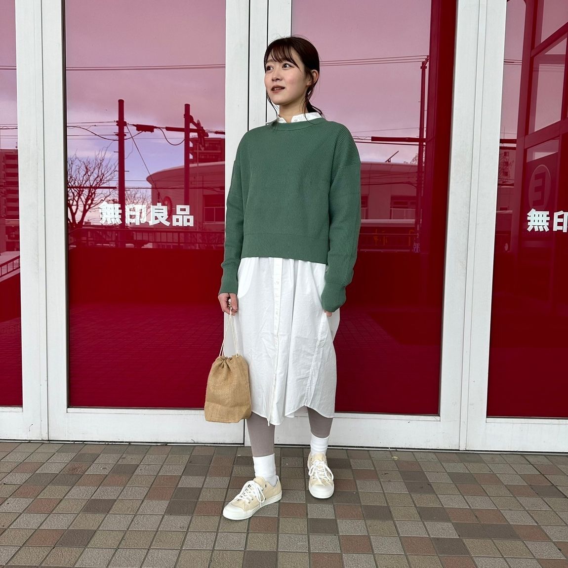 クルーネックセーターを着た女性スタッフ
