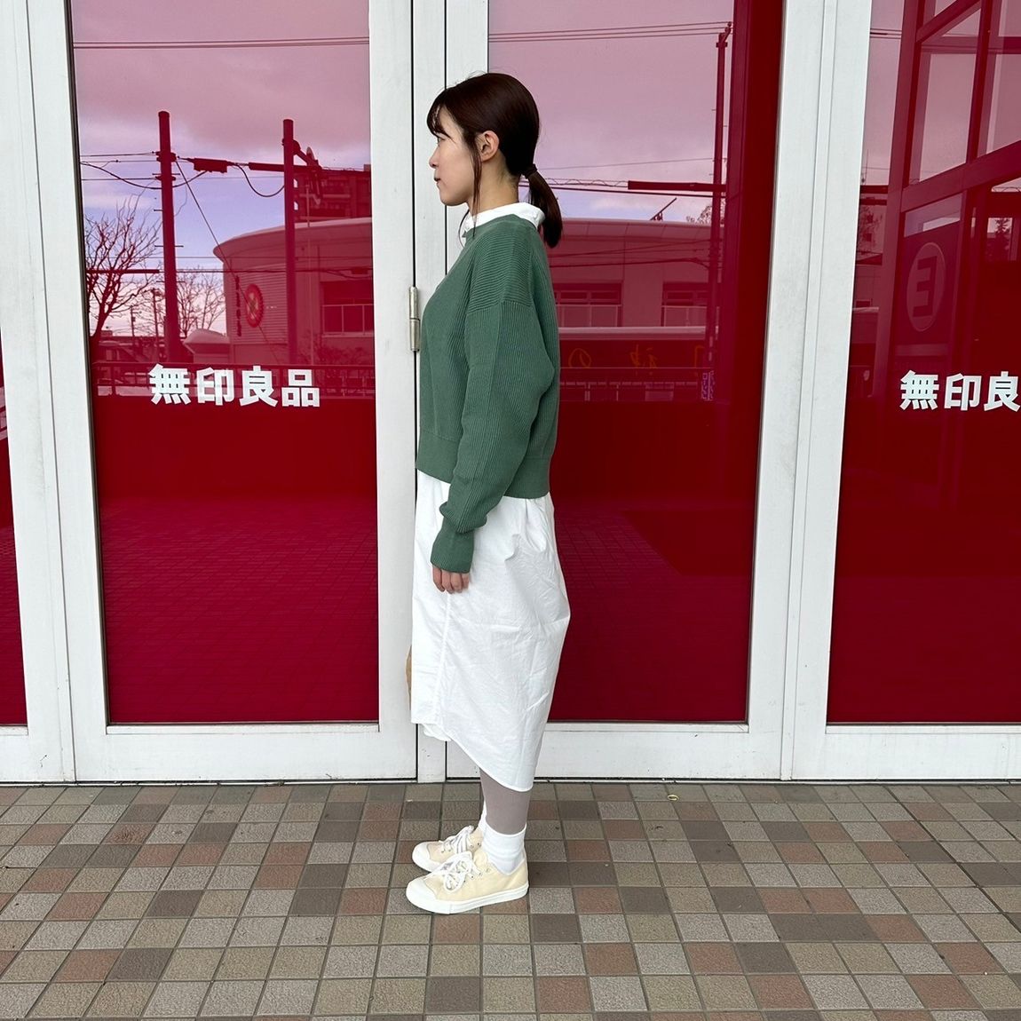 クルーネックセーターを着た女性スタッフの側面
